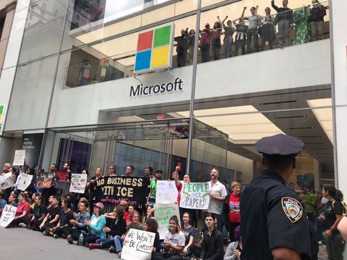 Почему магазин «Микрософта» на Манхэттене заблокировали протестующие?
