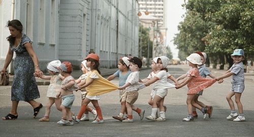 группа детей переходит дорогу